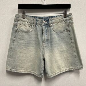 Denim Shorts in Light Denim